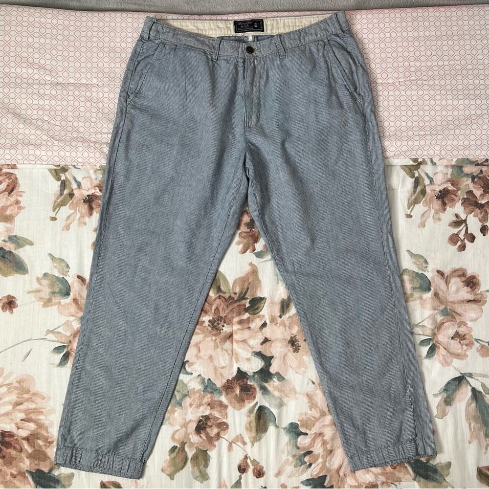 Abercrombie & Fitch casual pants, light blue / eggshell pinstriping (34x32)